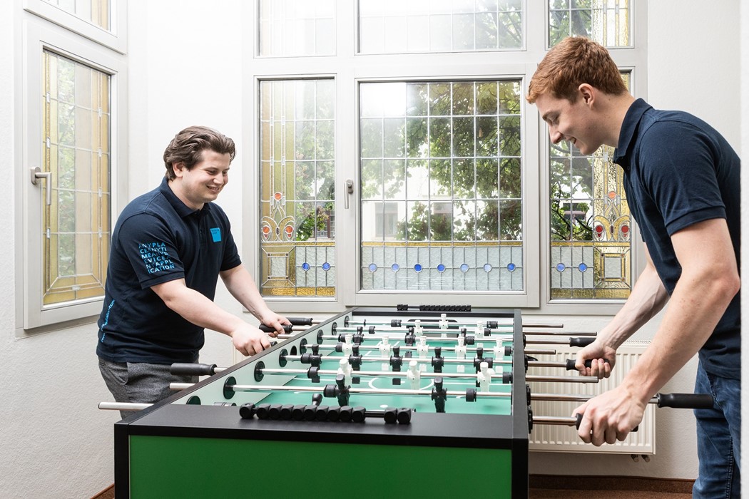 Unsere BA-Studenten Paul und Robin bei der "Arbeit". interface systems: IT Systemhaus aus Dresden
